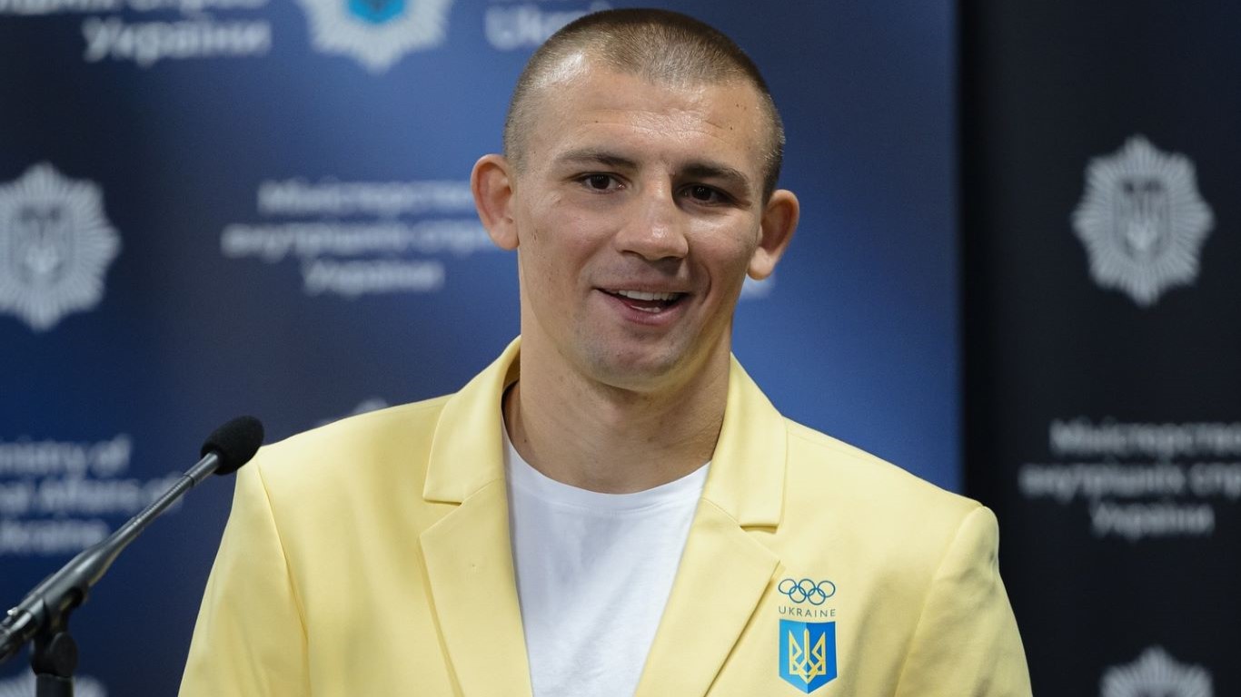 Олимпийский чемпион Хижняк выиграл нокаутом свой первый профессиональный бой