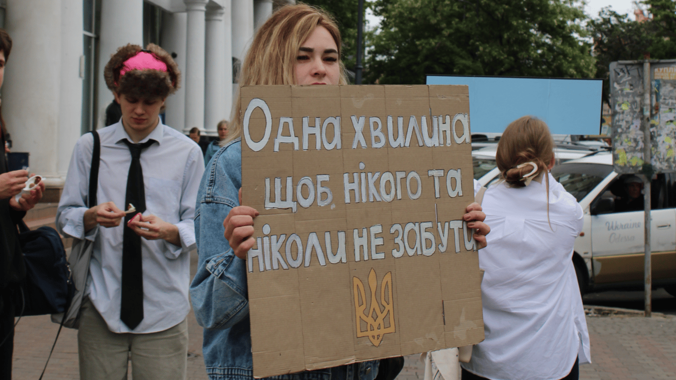 Тиша, яка об’єднує — фоторепортаж з акції в Одесі до Дня Героїв - фото 5