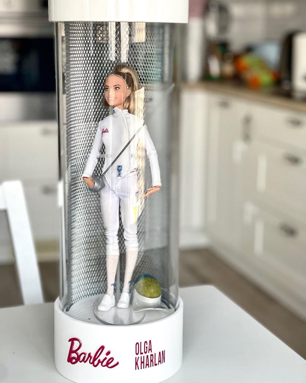 Єдина в світі: Харлан продає власну Барбі-копію заради доброї справи - фото 3