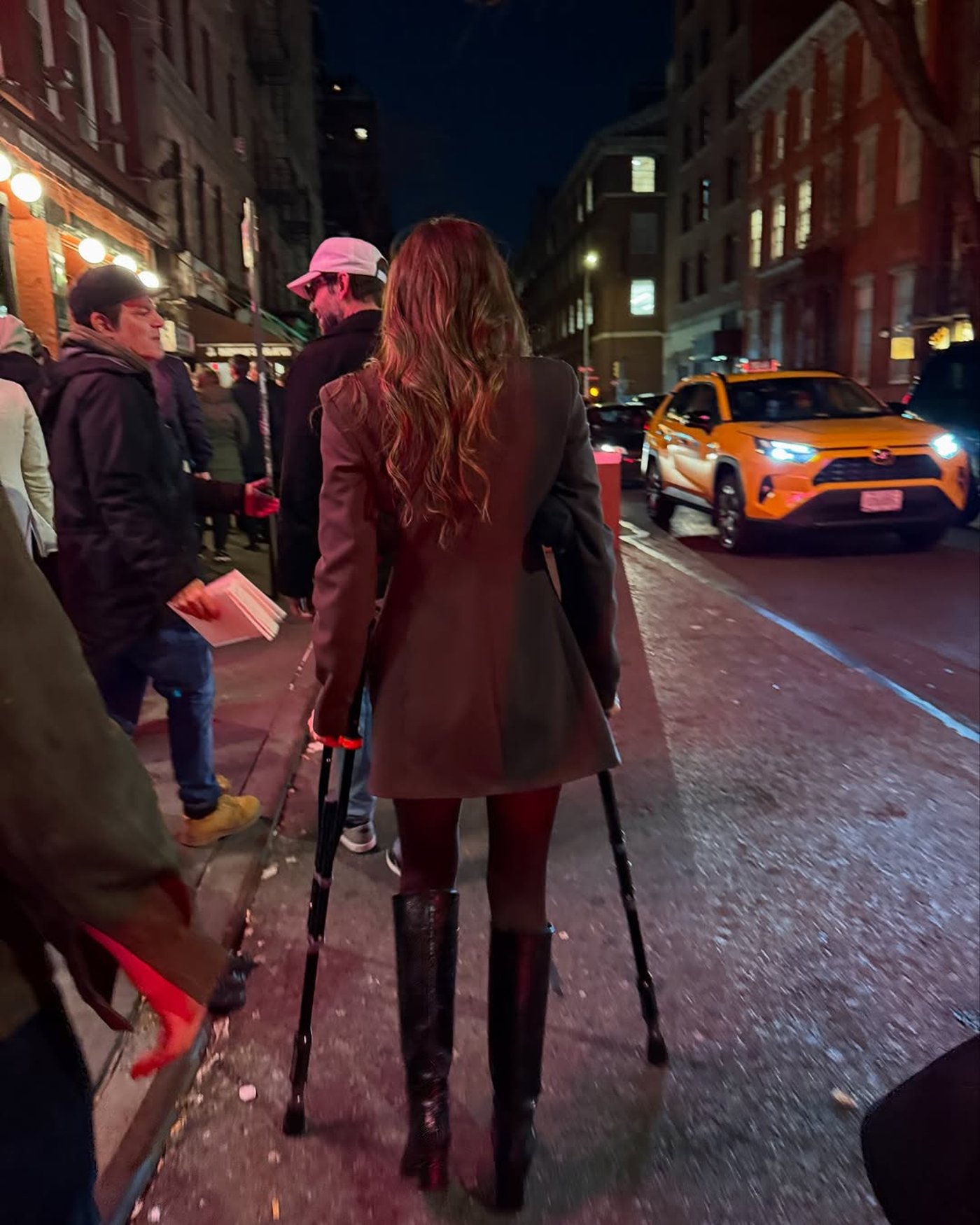 Джессіка Альба показалася на милицях - фото