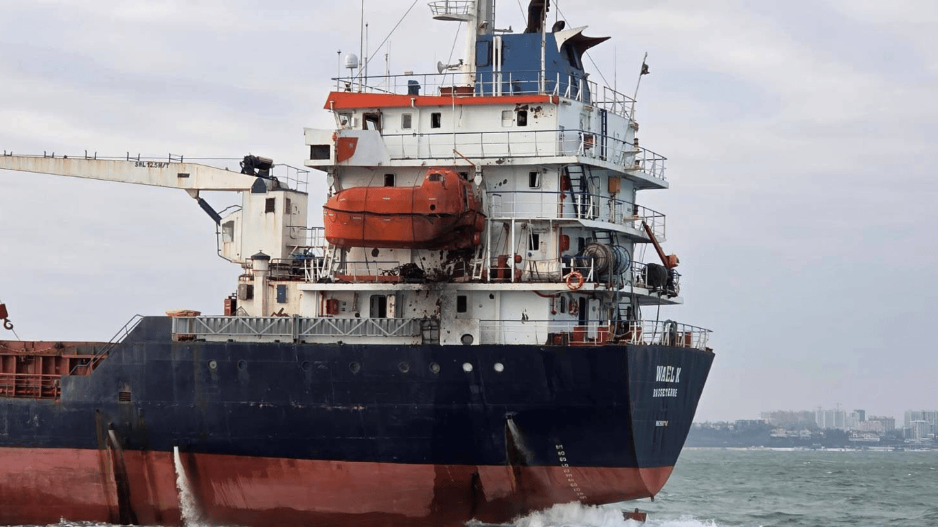 Росія вночі атакувала судно в одному з портів Одещини