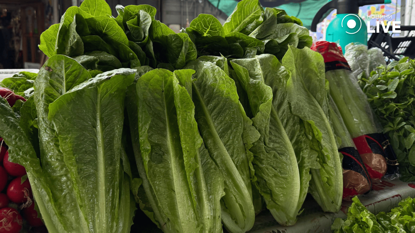 Зелень на прилавку ринку