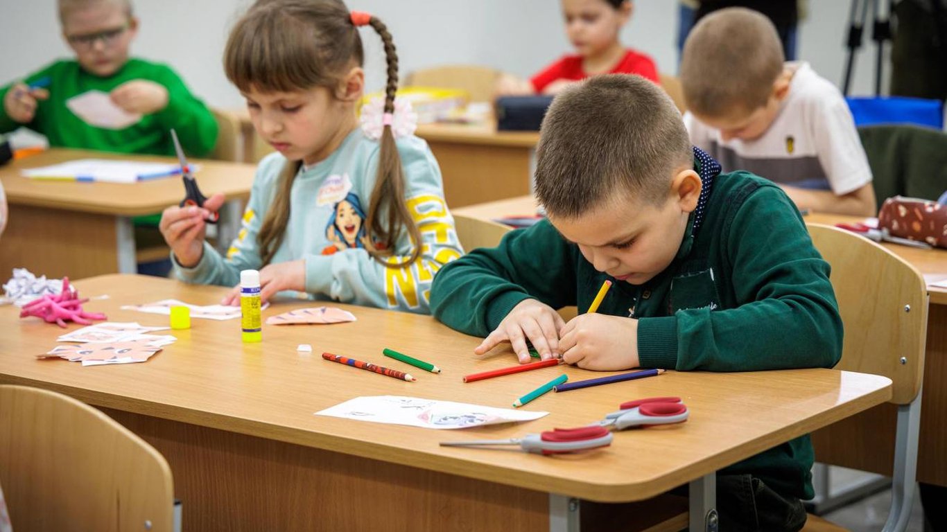 Київські школи можуть перейти на три зміни в укриттях через атаки