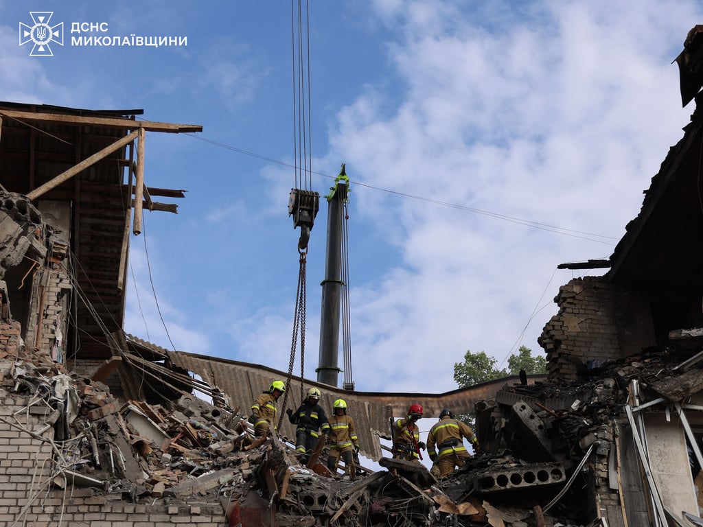 Пекельна ніч у Миколаєві – під завалами досі шукають уцілілих - фото 1