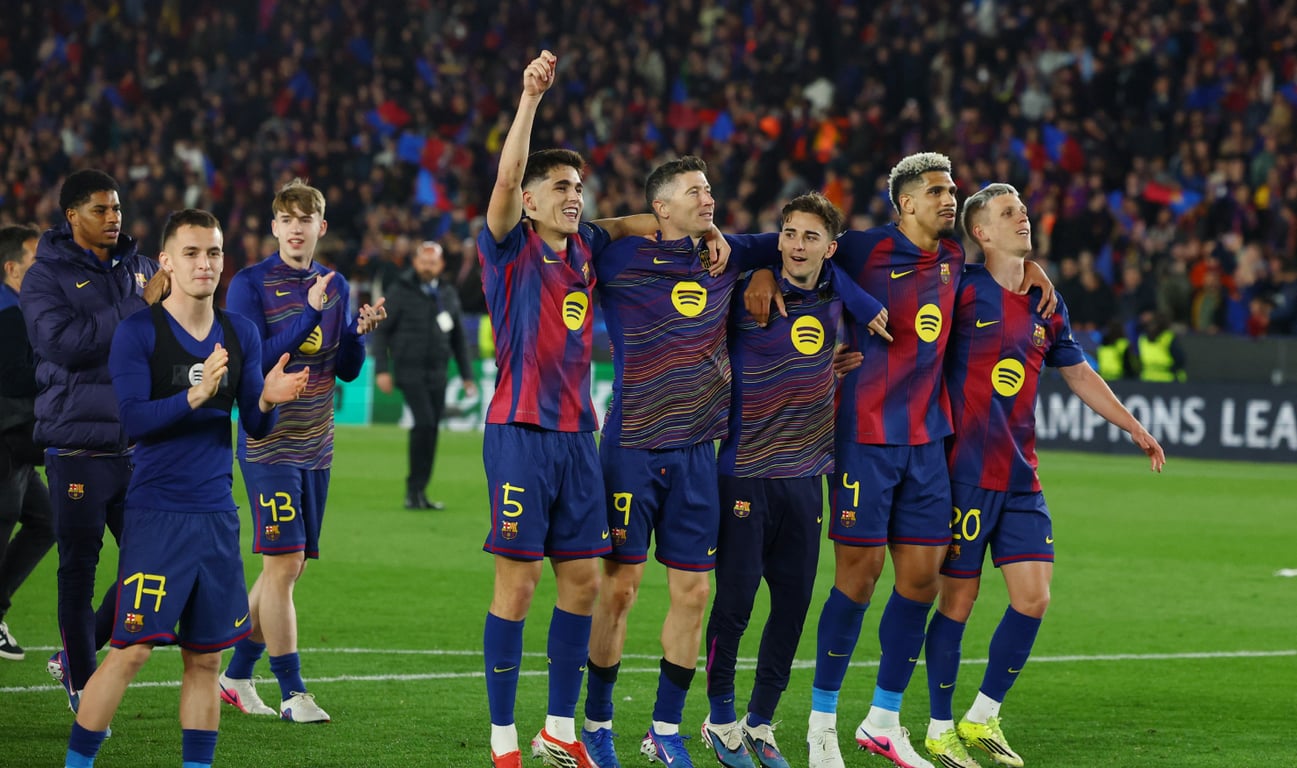 Игроки Барселоны празднуют победу над Ньюкаслом со счетом 7:2 в среду, 18 марта 2026 года