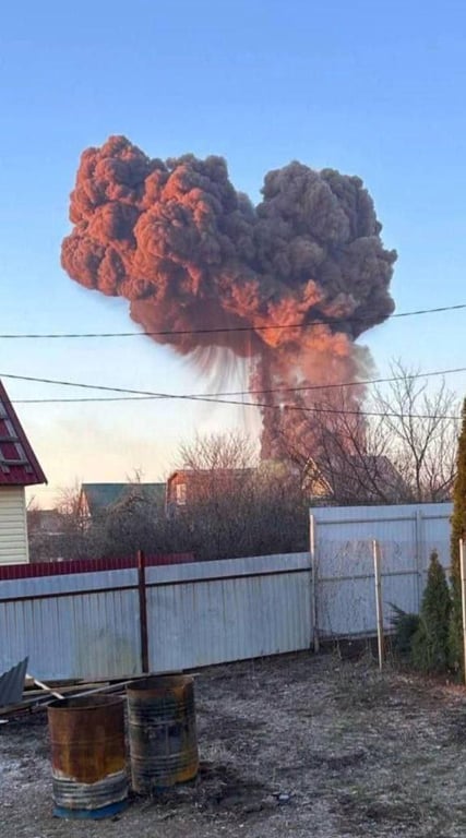 Атака дронів на Енгельс: у місті спалахнула масштабна пожежа