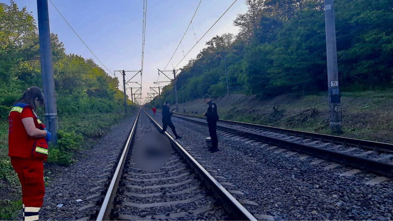 В Броварах 19-летняя девушка попала под электропоезд