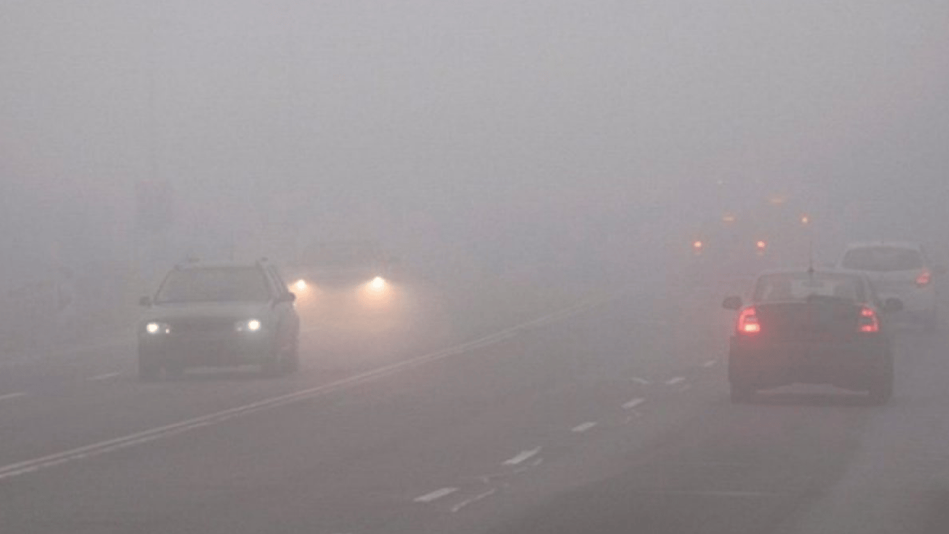 Небезпечна погода охопила Київ — у КМВА попереджають про непроглядний туман