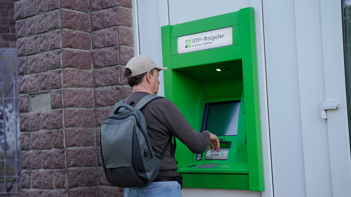 Шахраї обманюють банкомати й крадуть ваші гроші: як працює схема