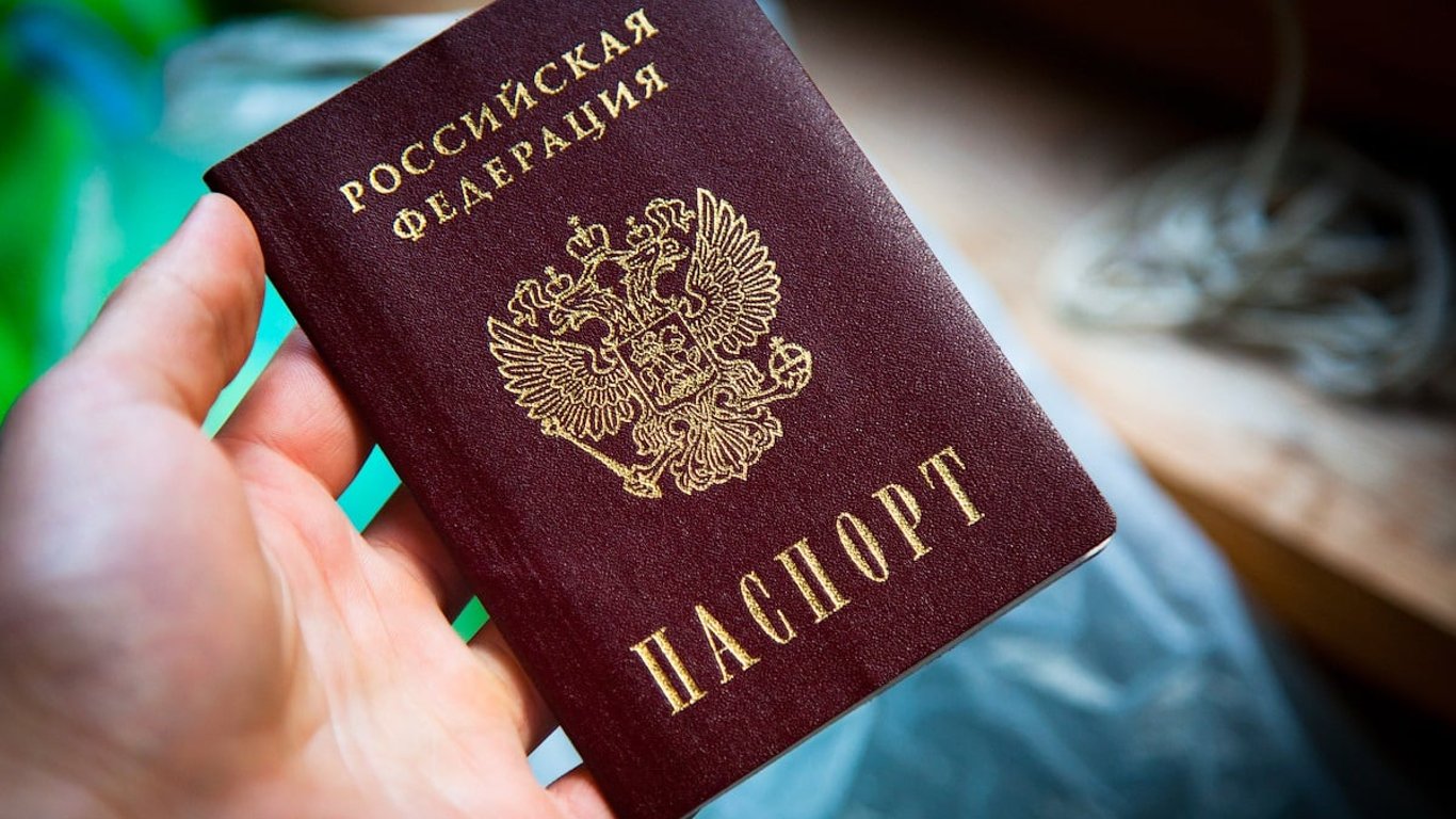 В Мелитополе враг вынуждает оформлять российские паспорта детям
