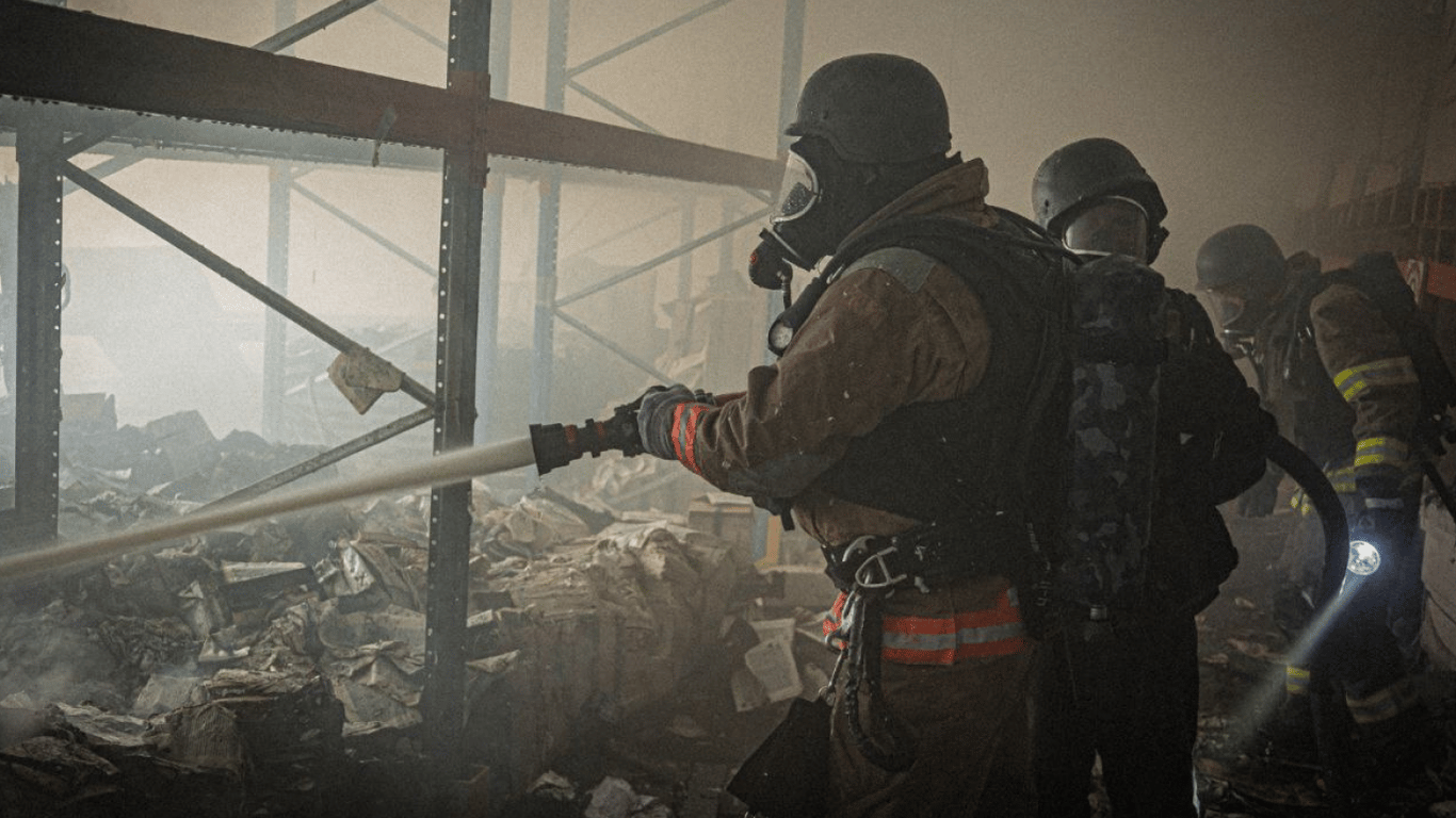 Зеленский показал последствия вчерашних взрывов в Харькове