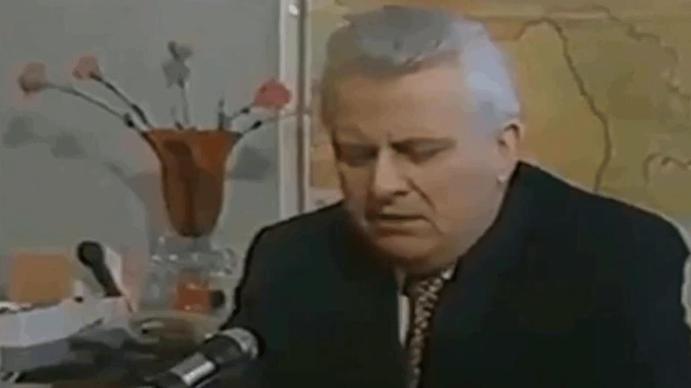 В сети появилось уникальное видео, на котором Кравчука просят не отдавать ядерное оружие
