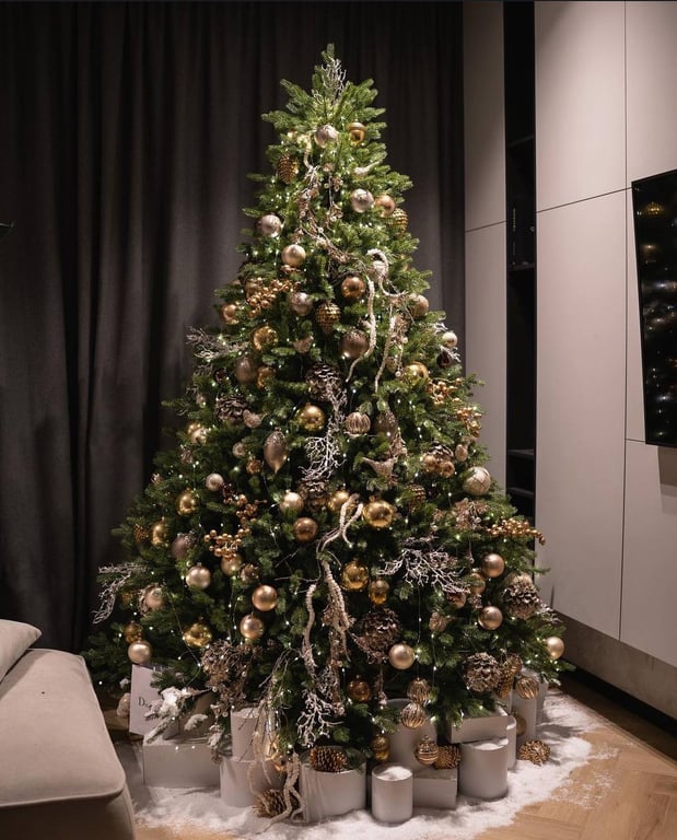 Как украсить елку в 2025 году — топ цветов сезона - фото 2