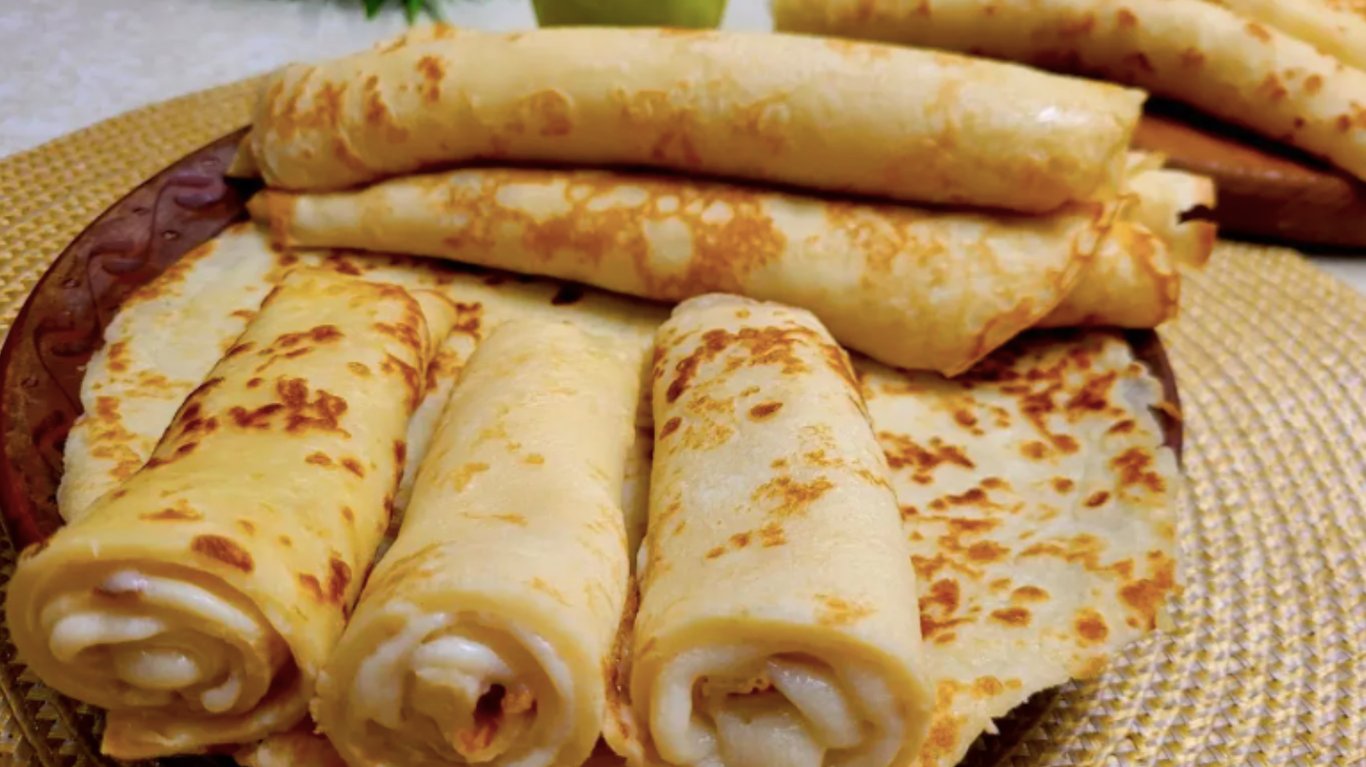 млинці на сніданок з тертим яблуком