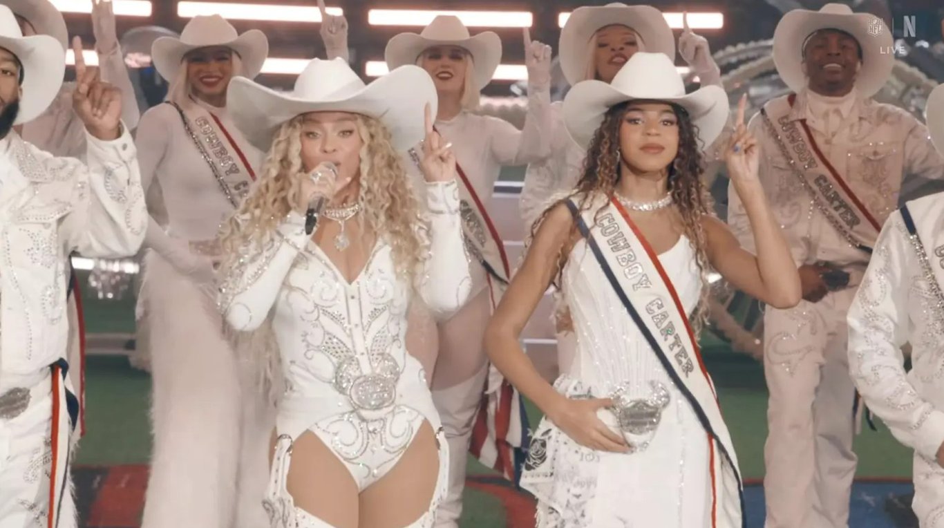 Бейонсе выступила на спортивном матче со старшей дочерью Блу Айви