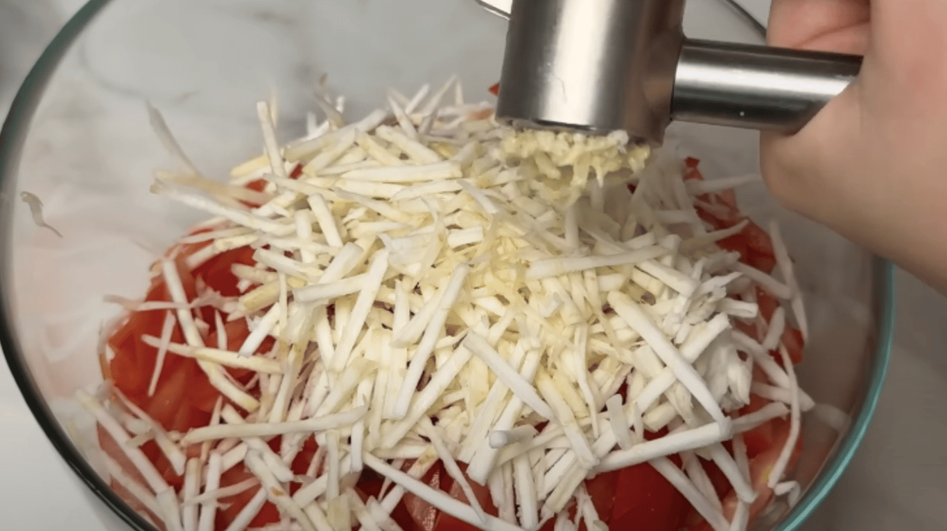 смачний салат з молодою капустою та коренем селери