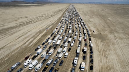 В США открыли дорогу для посетителей фестиваля Burning Man, которые застряли в пустыне - 285x160