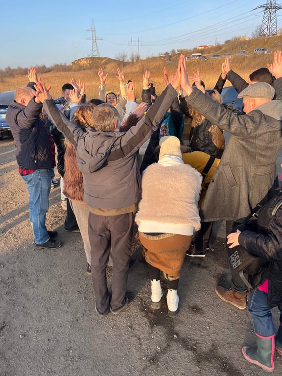 Люди танцюють під час обряду