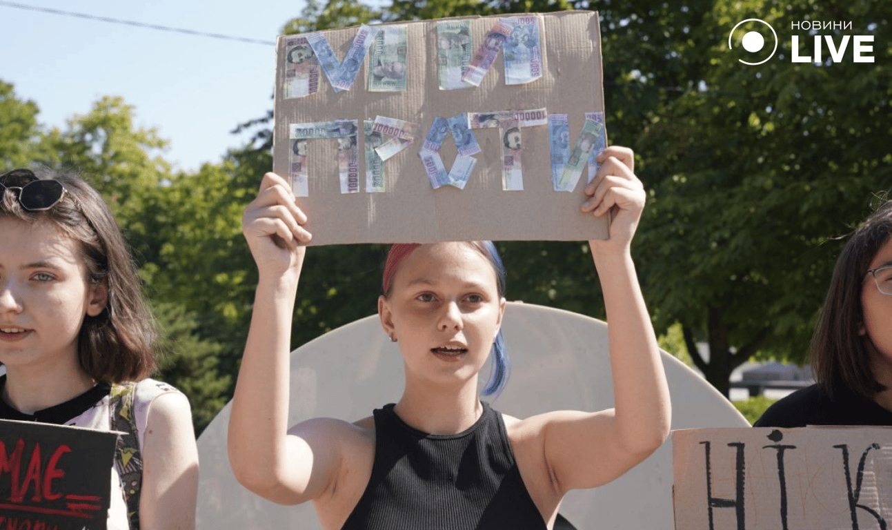  Люди з плакатами та гаслами під час протесту на захист антикорупційних інституцій