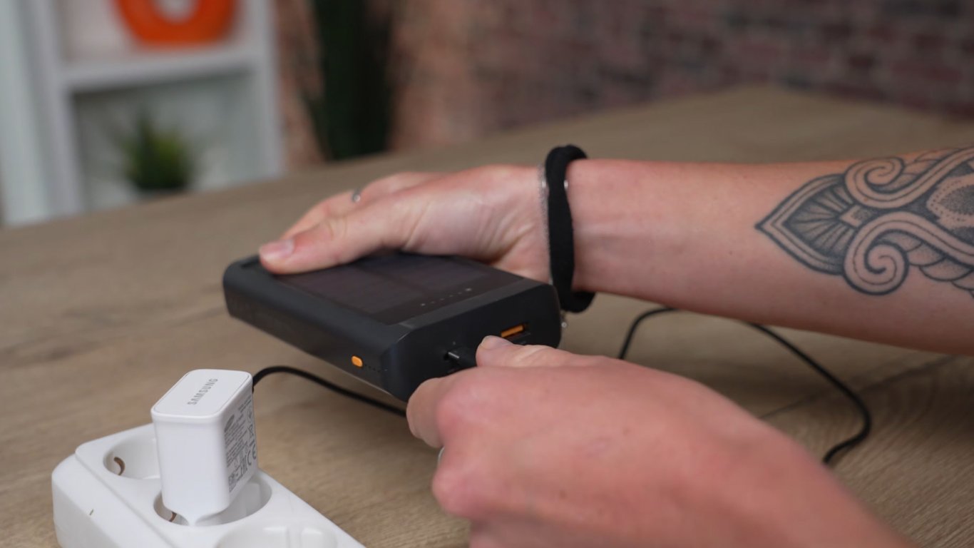 Чи безпечно заряджати повербанк уночі: що потрібно знати