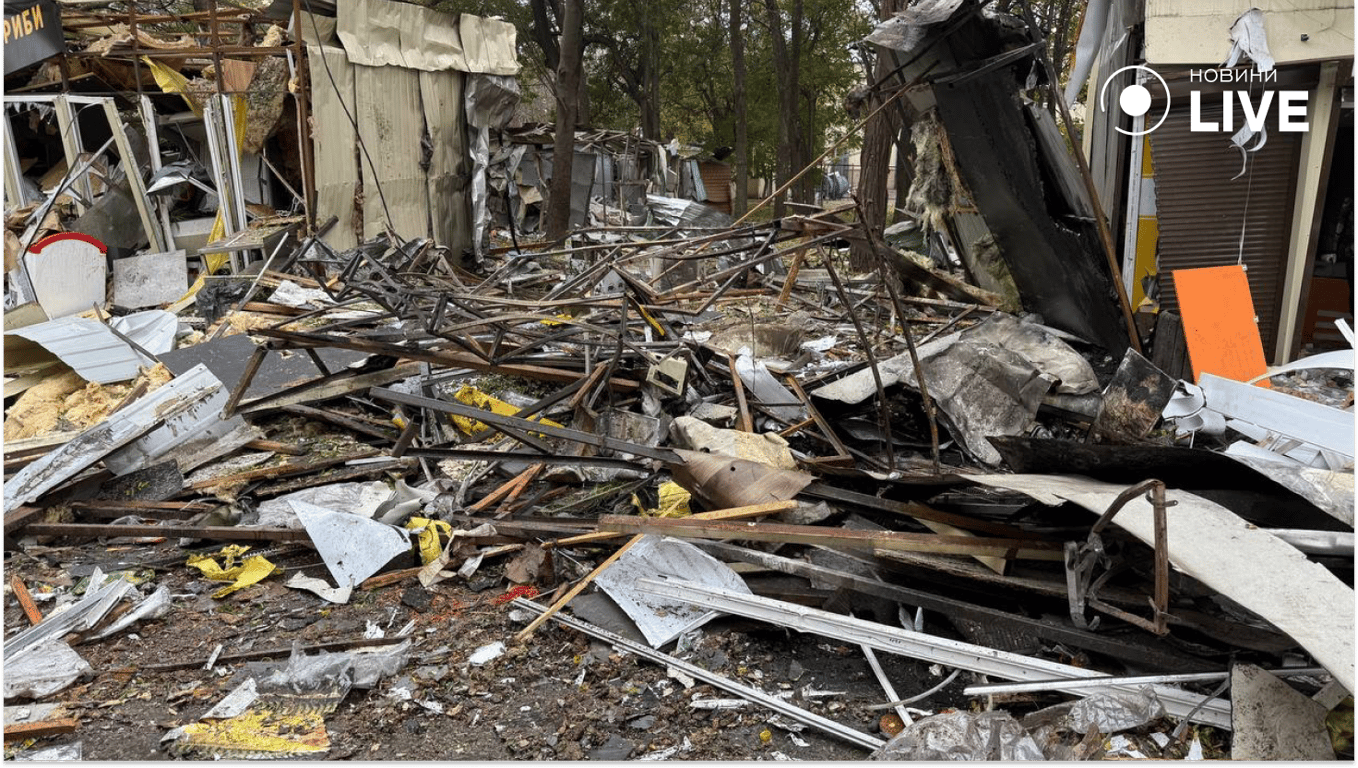 Руйнування магазинів внаслідок дронової атаки. Фото: Новини.LIVE/ Анастасія Рвачова