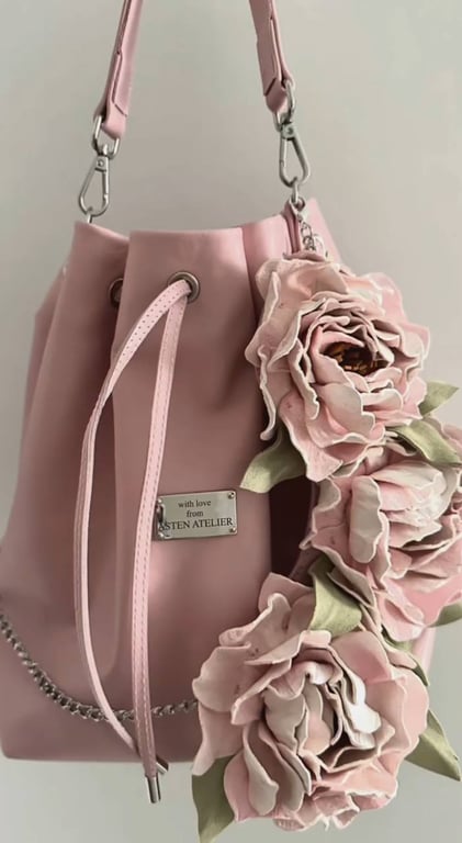 Сумка з квітами має особливий вигляд у образі