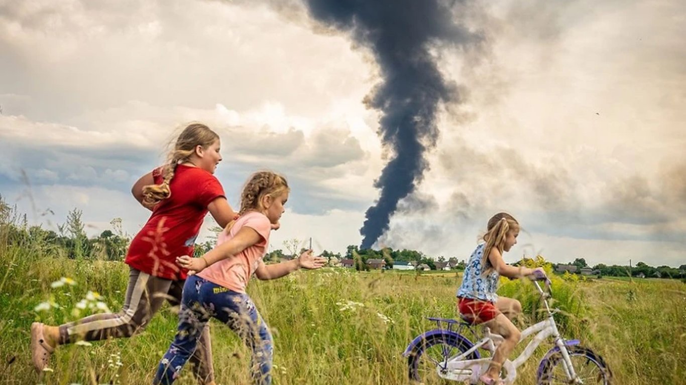 Українські діти на фоні прильоту — польський фотограф переміг на конкурсі ЮНІСЕФ