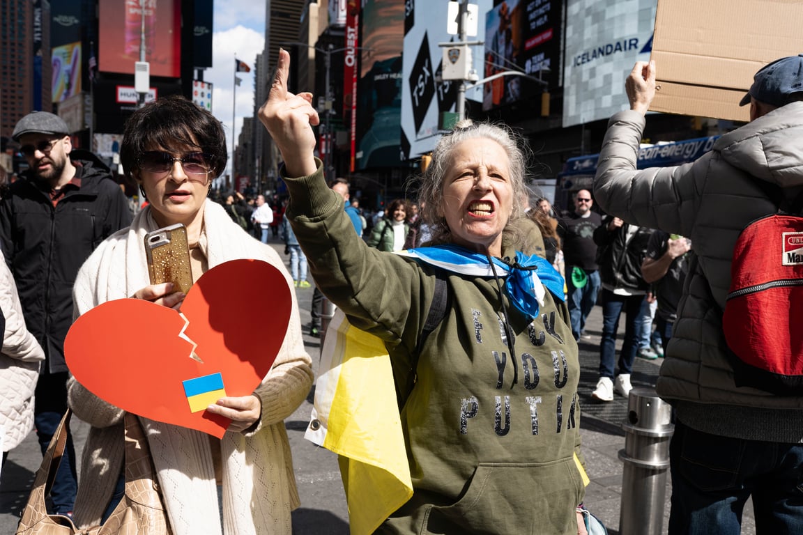 В Нью-Йорке украинские активисты устроили масштабную акцию против русской культуры - фото 6