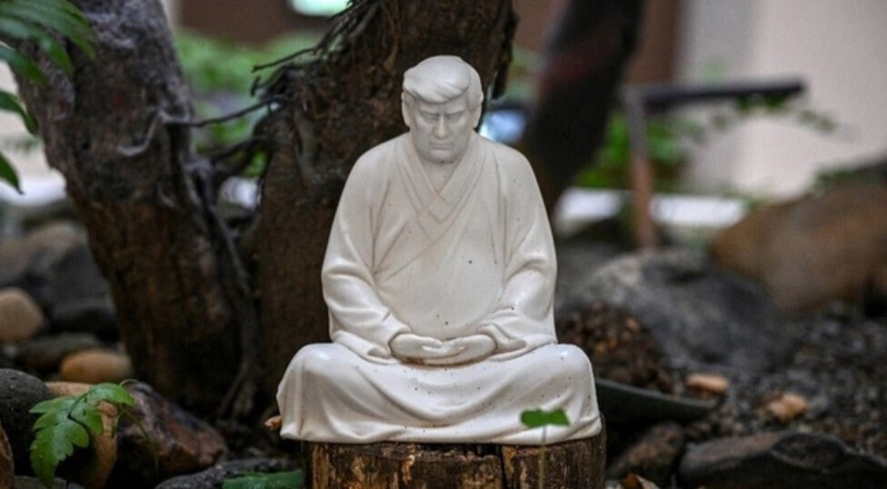статуя Трампа в виде Будды