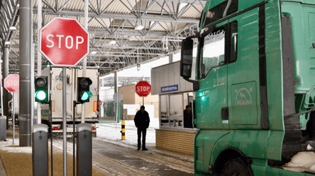 Километры автомобилей в пробках — очереди на границе Украины - 290x160