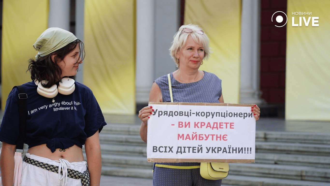 Годовщина акции "Деньги на ВСУ" - горожане собрались в центре Одессы - фото 1