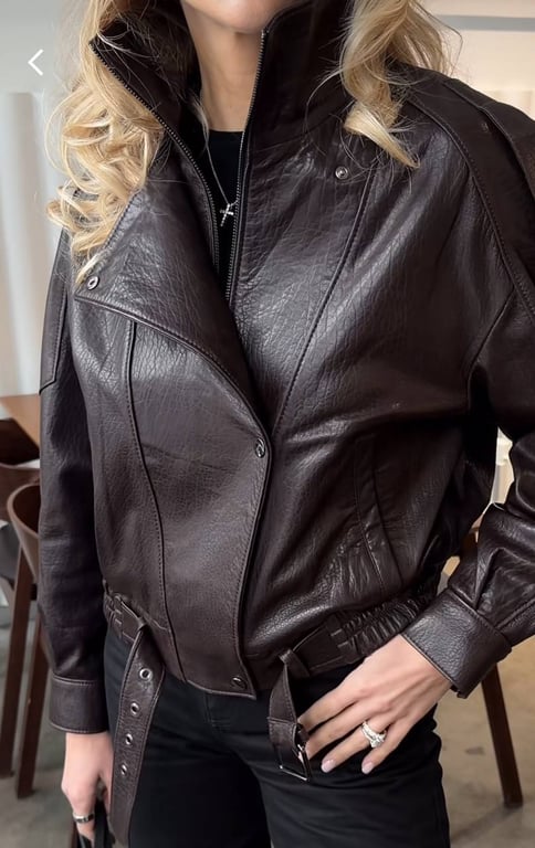 Комір-стійка зараз на піку популярності