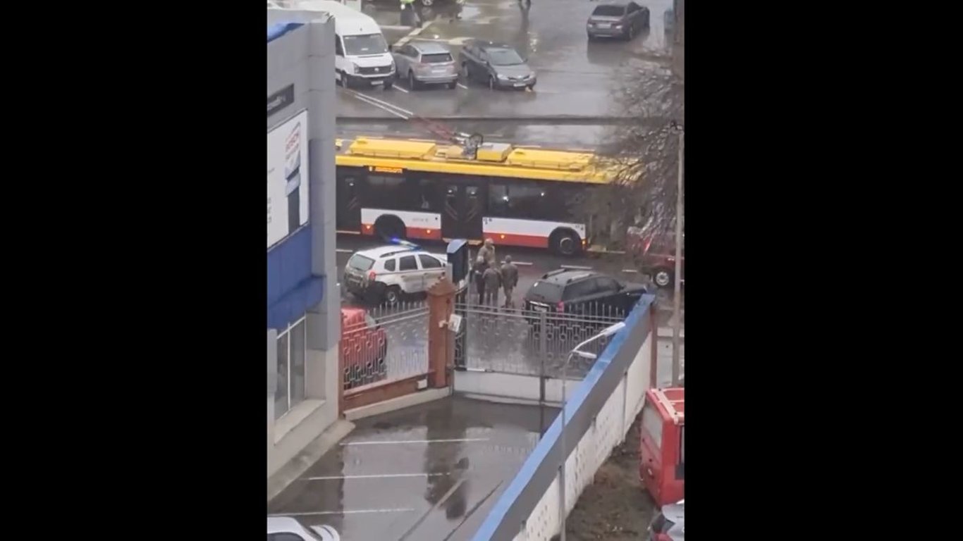 Работники ТЦК остановили троллейбус в Одессе