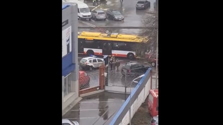 Працівники ТЦК зупинили тролейбус в Одесі - 285x160