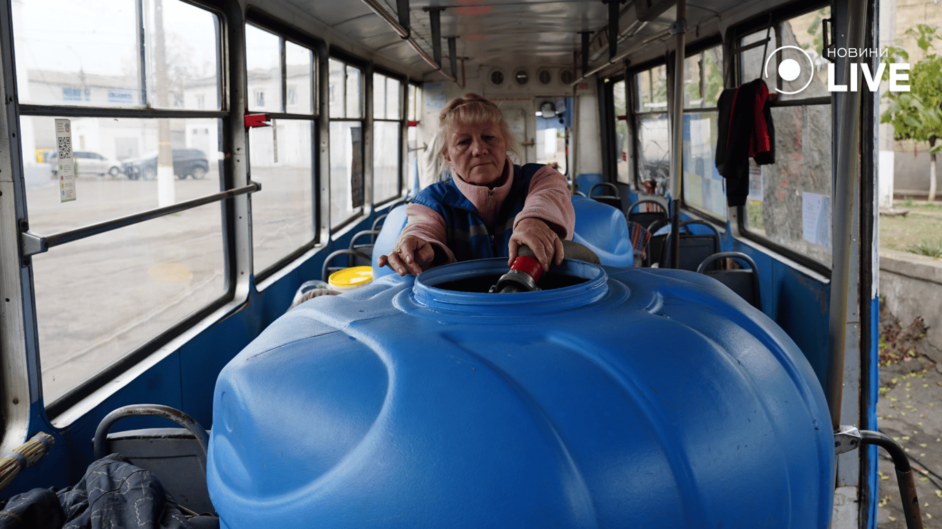 Водійка набирає воду у резервуари. Фото: Новини.LIVE/ Юлія Браславська