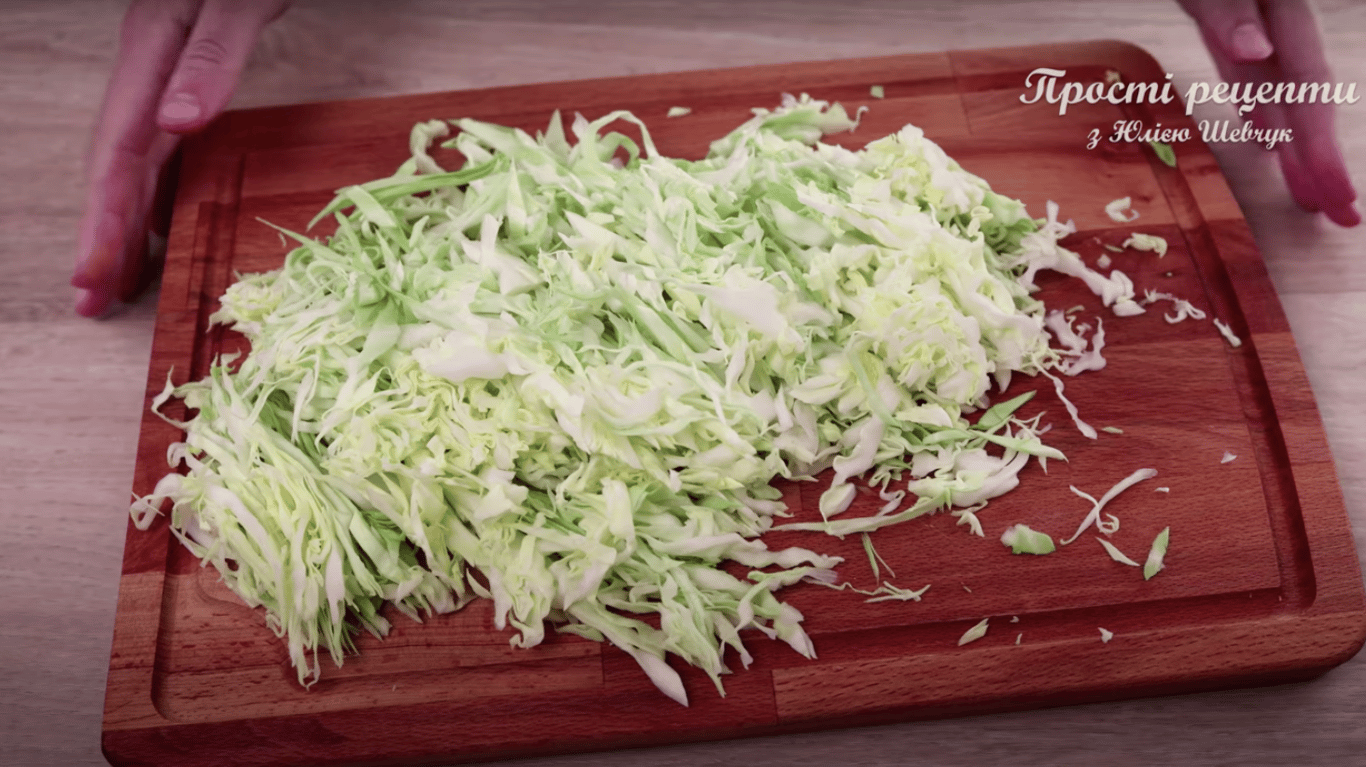 Рецепт салату з молодою капустою
