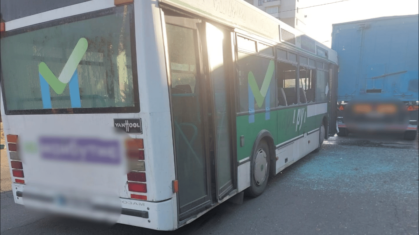 У Чорноморську маршрутка врізалася у фуру — скільки людей постраждало