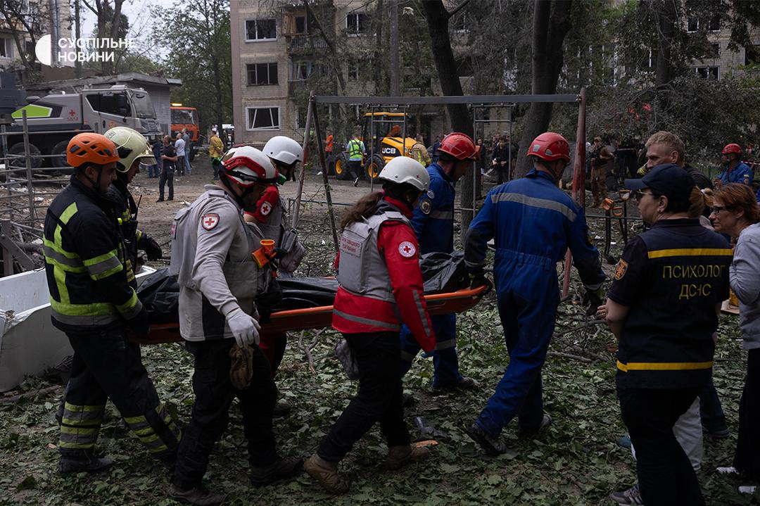 Евакуація тіла загиблого з-під завалів житлового будинку у Києві 17 червня