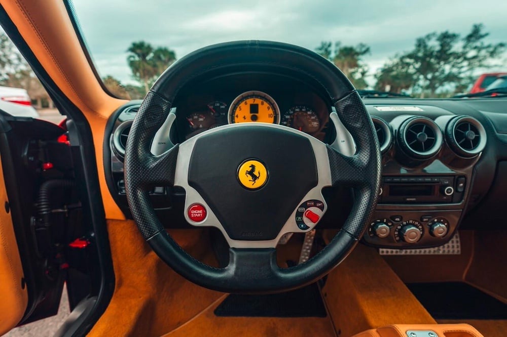 Руль и место водителя Ferrari F430. 