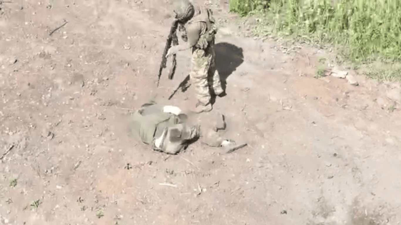 Жорін опублікував відео, де російський військовий замість надання допомоги застрелив побратима