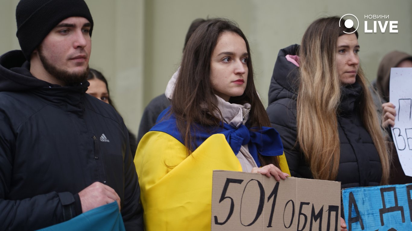 Ждут матери, дети, жены и сестры — в Одессе прошла акция "Свободу полку Азов"