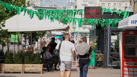 Долар і євро грають не за правилами: чого чекати від курсів валют у травні - 285x160