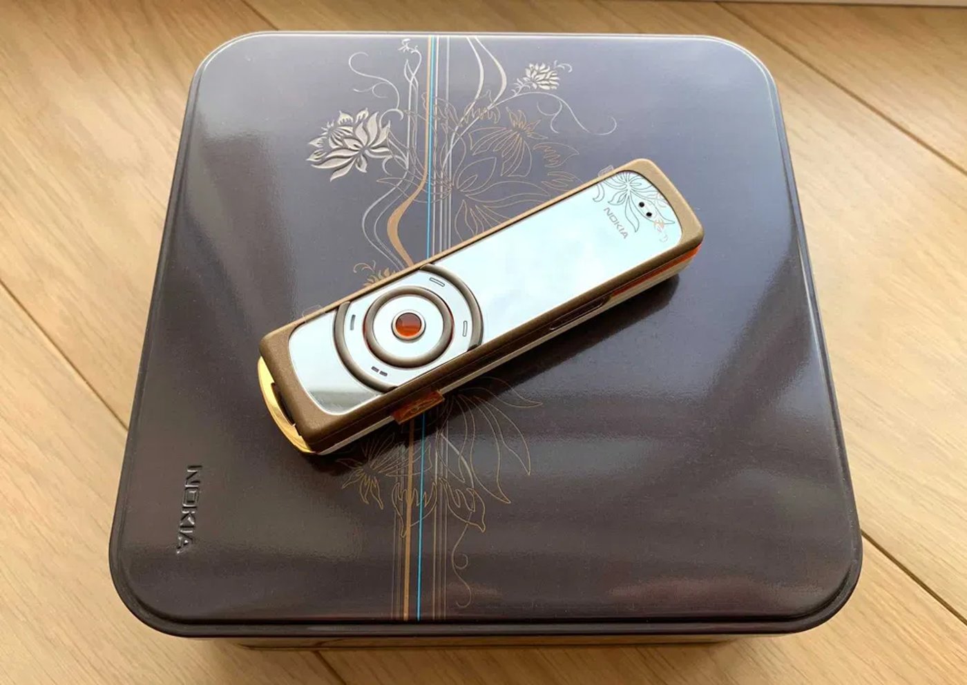 Дизайн телефона Nokia 7380