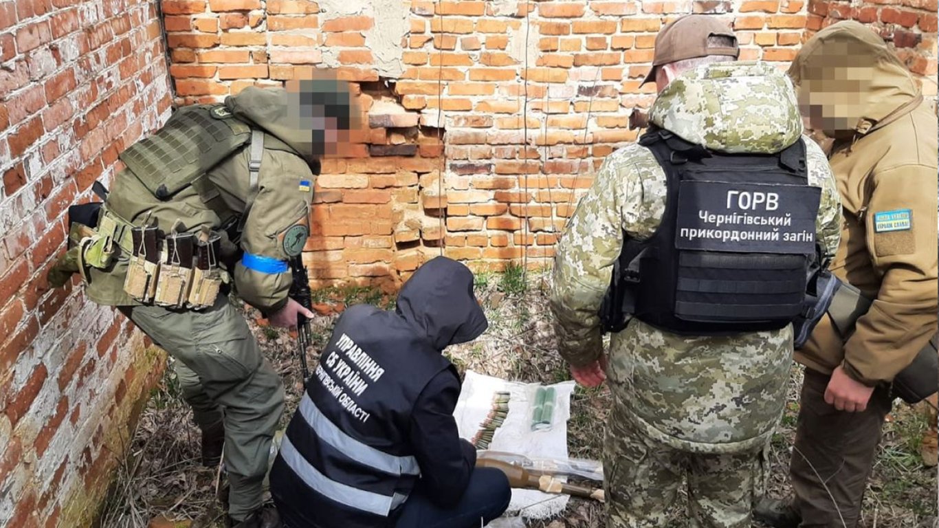 В Чернігівській області біля кордону з РФ знайшли два схрони із російською зброєю