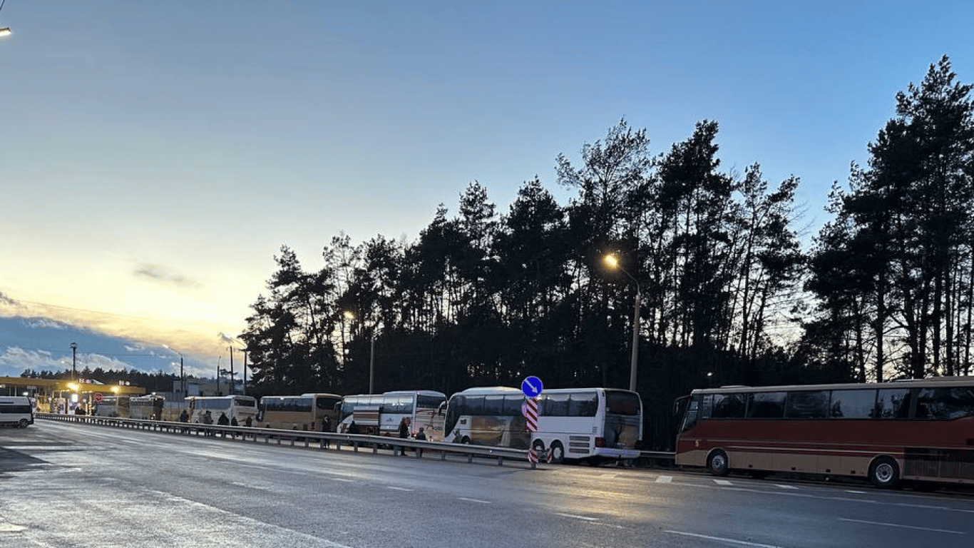 Черги на кордоні з Україною вранці, 25 лютого — що відомо