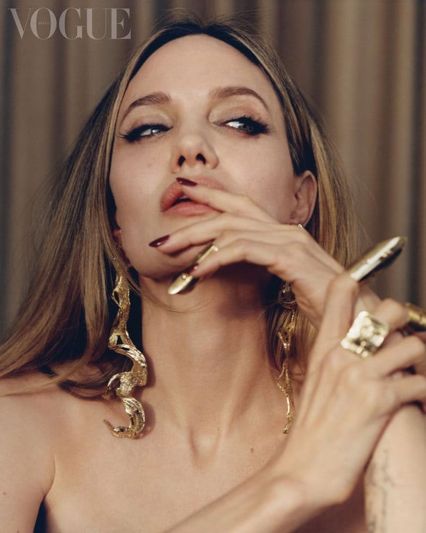 Джоли захехтали