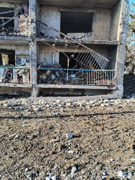 Разрушенный дом в результате обстрела