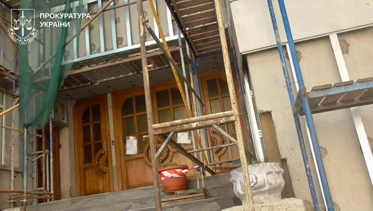 Фасад на папері
