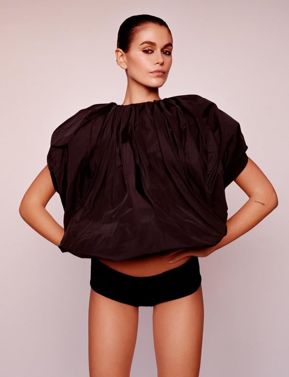 Модель Кайя Гербер. Фото: Harper’s Bazaar France