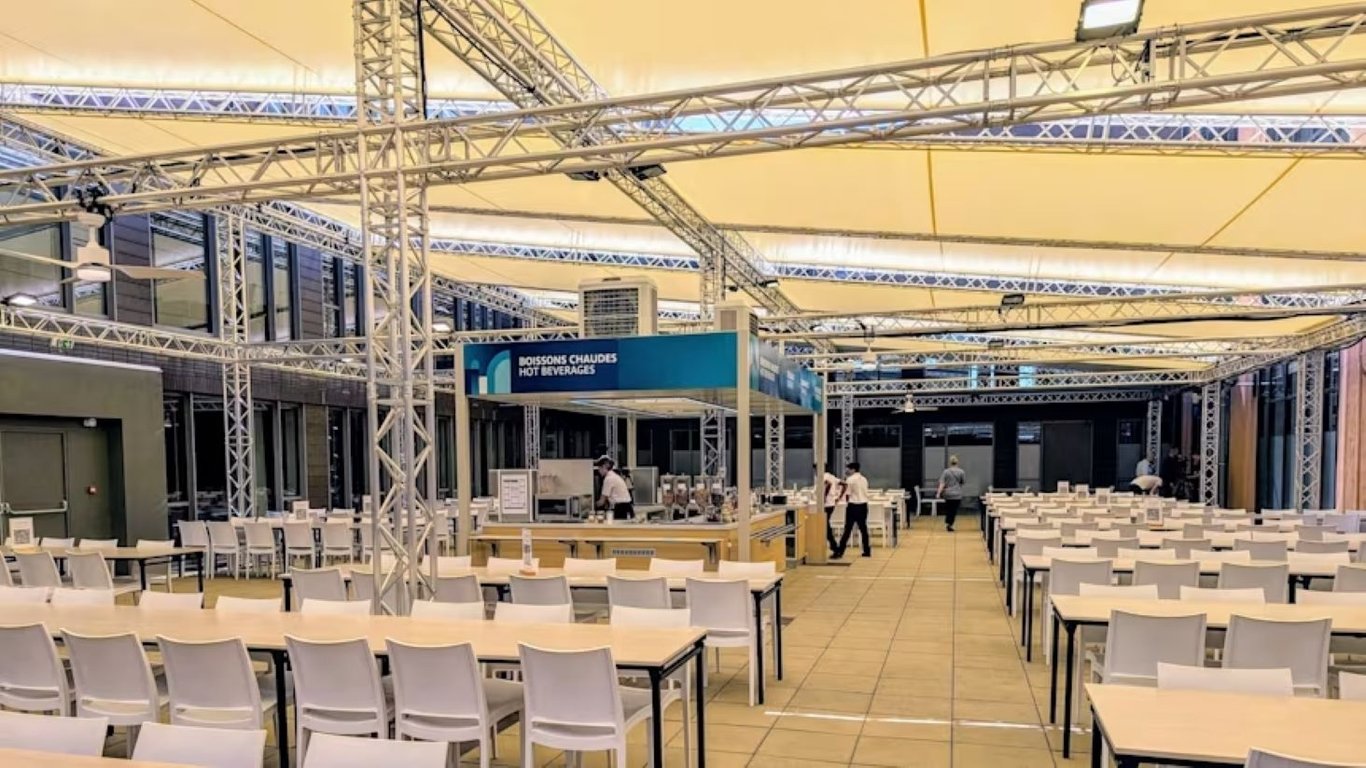 Їдальня в олімпійському селі Парижа-2024